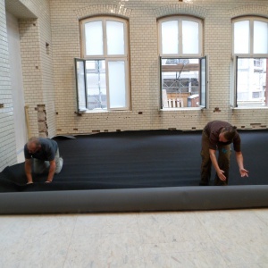 ...mit einem Teppich,...