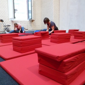 ...mit einigen Kissen,....