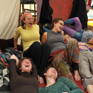 Laughter yoga (Charlotte Baxter, 2012)